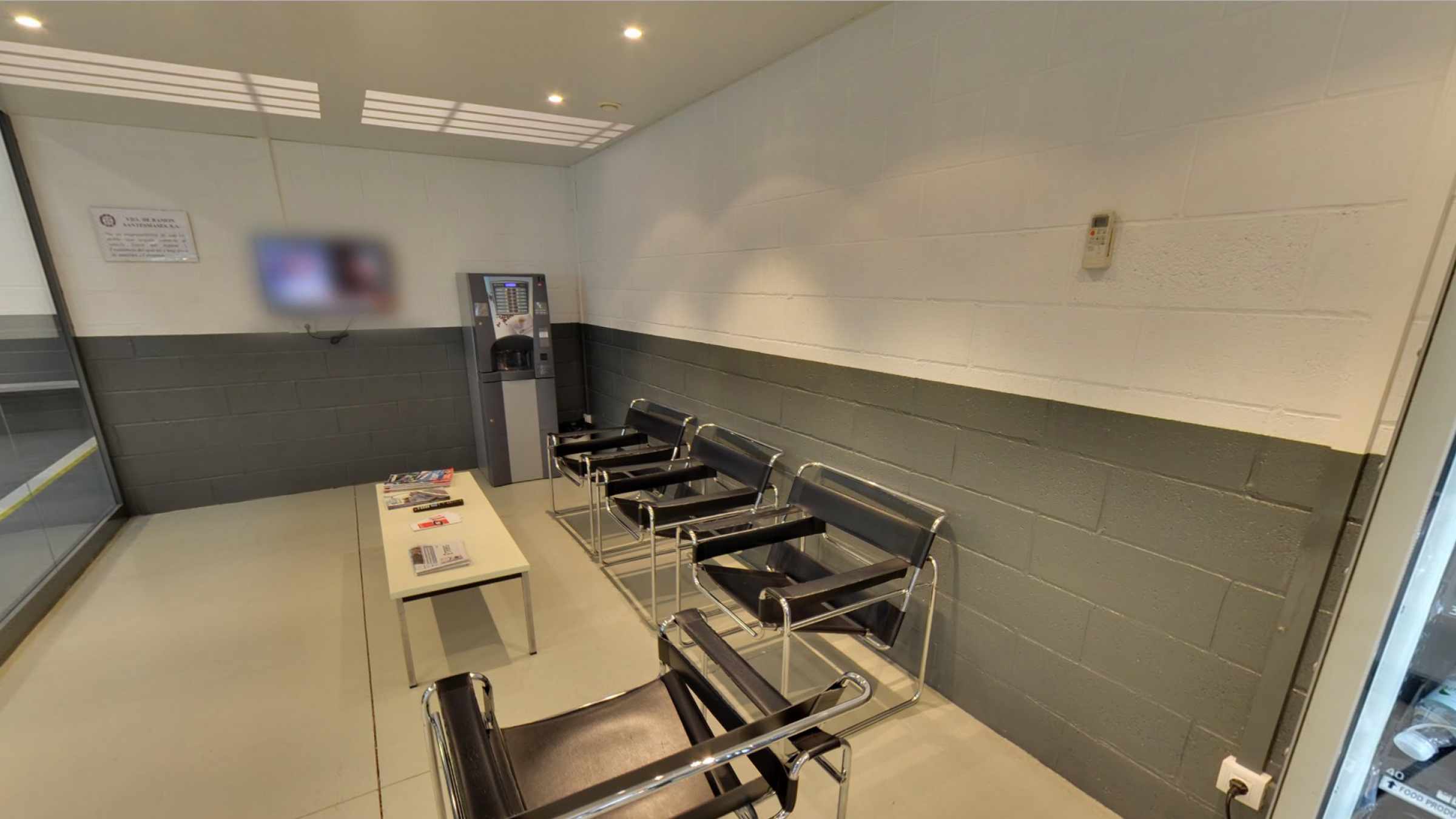 Sala d'espera GSX Carrosseria - Taller de xapa i pintura Sala d'espera GSX Carrosseria - Taller de xapa i pintura