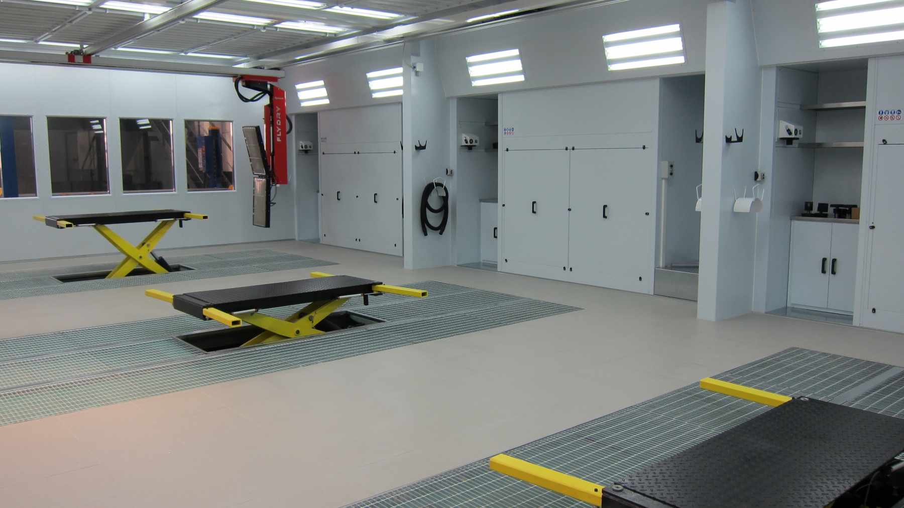 Box amb 3 elevadors GSX Carrosseria - Taller de xapa i pintura Box amb 3 elevadors GSX Carrosseria - Taller de xapa i pintura